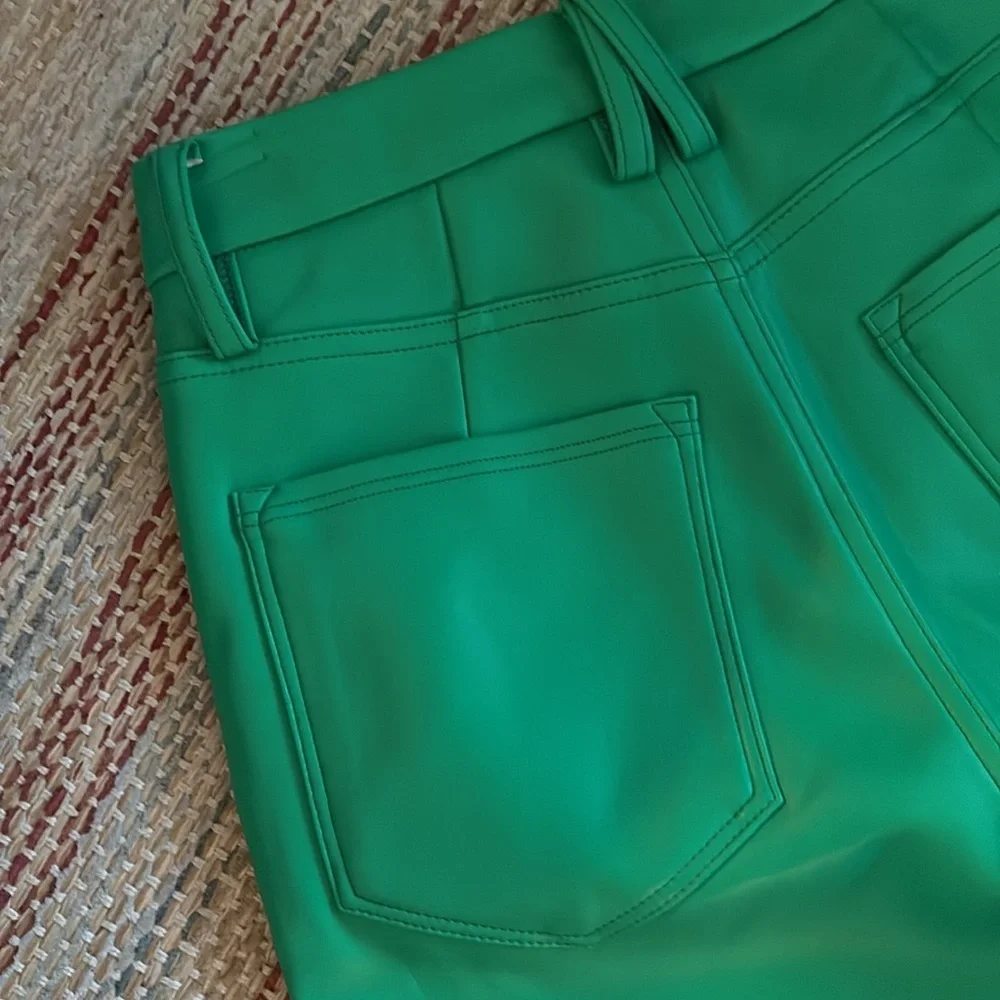GOOD AMERICAN “Icon Fit” faux leather pants in Kelly green!